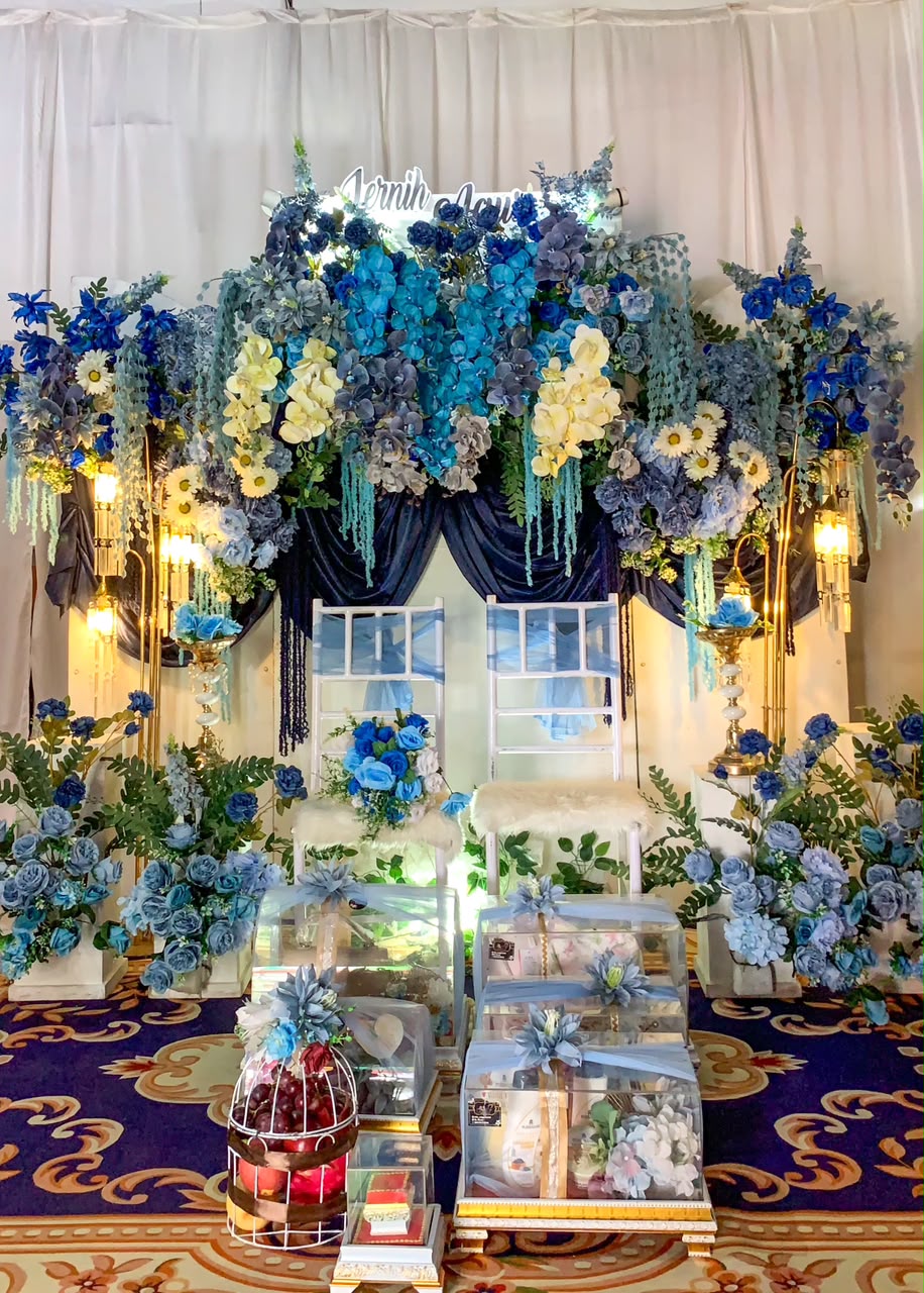 Detail dekorasi bunga biru